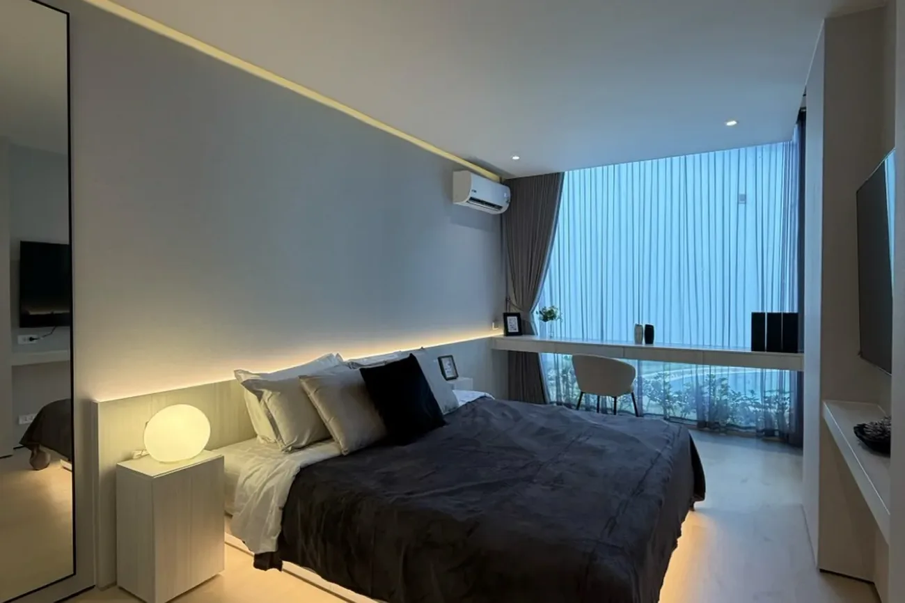 Show suite bedroom