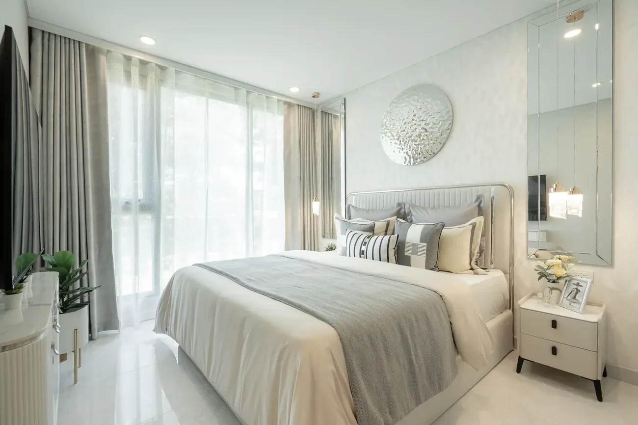 Show suite bedroom