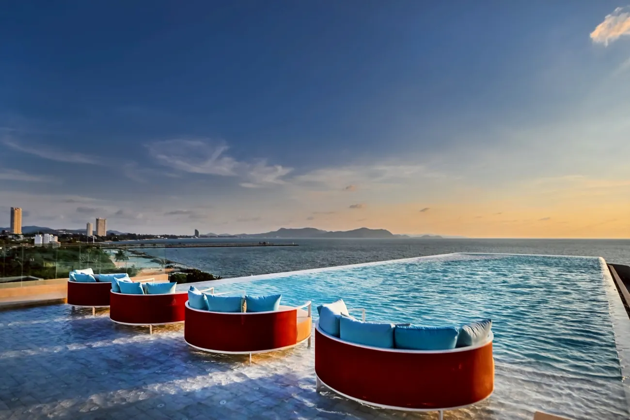 Sea-view pool sofas
