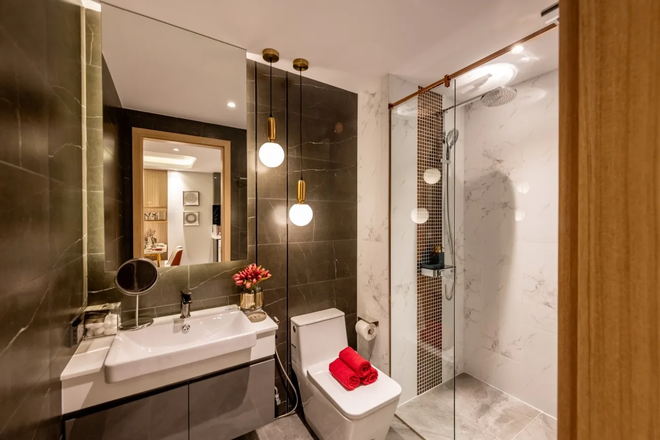 Show suite bathroom at Pristine Park 3